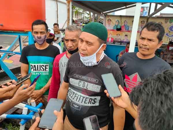 PROTES : Ketua pedagang Plaza Beringin Nazrullah diwawancarai awak media seusai menggelar unjuk rasa.(TIGOR/RADAR SAMPIT)