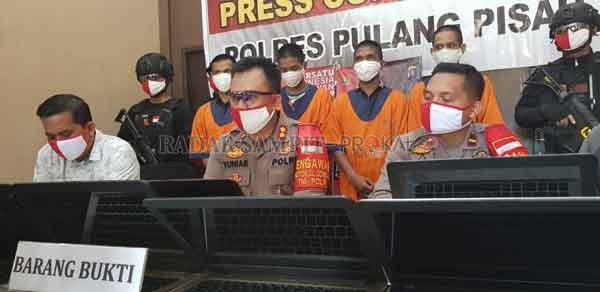 PENCURIAN : Kapolres Pulpis Yuniar Ariefyanto bersama Kasatreskrim dan Polsek Sabangau Kuala melakukan rilis dalam kasus pencurian puluhan Laptop.(ALEXANDER/RADAR SAMPIT)