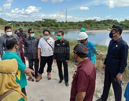 MONITORING : Komisi C DPRD Kobar saat melakukan monitoring di Kecamatan Kotawaringin Lama selasa (16/6). (AMIRUDIN/RADAR PANGKALAN BUN)
