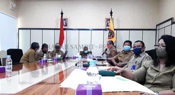 TELEKONFERENSI : Sekretaris Dinas Penanaman Modal dan Pelayanan Terpadu Satu Pintu (DPMPTSP) Kabupaten Kotawaringin Barat (Kobar), Heppy Septiana dengan beberapa Pejabat Eselon III menghadiri diskusi intensif yang diselenggarakan Pemerintah Kabupaten Kota