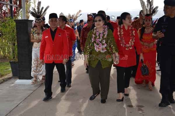 DEKAT: Sugianto Sabran saat mendampingi Ketua Umum DPP PDIP Megawati Soekarno Putri saat Rakor PDIP Kalteng awal tahun 2018 lalu.