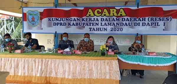 RESES; Anggota Dewan Perwakilan Rakyat Daerah (DPRD) Dapil 1 Lamandau mulai melaksanakan reses. Rombongan itu mendatangi Desa Sumber Mulya, Kamis (18/6).