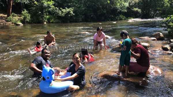 BOSAN DI RUMAH: Sejumlah warga mengunjungi kawasan wisata alam di di Sungai Setongah, Kecamatan Delang, Lamandau, Jumat (19/6).(RIA MEKAR/RADAR PANGKALAN BUN)