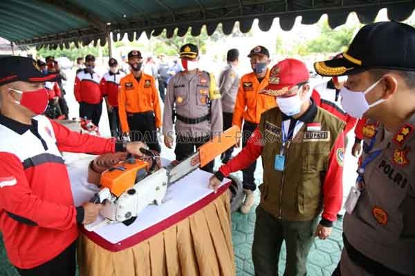 CEGAH KARHUTLA : Kapolres seruyan dan bupati seruyan saat melakukan pengecekan perlengkapan penanganan karhutla di seruyan.(HENDRI/RADAR SAMPIT)