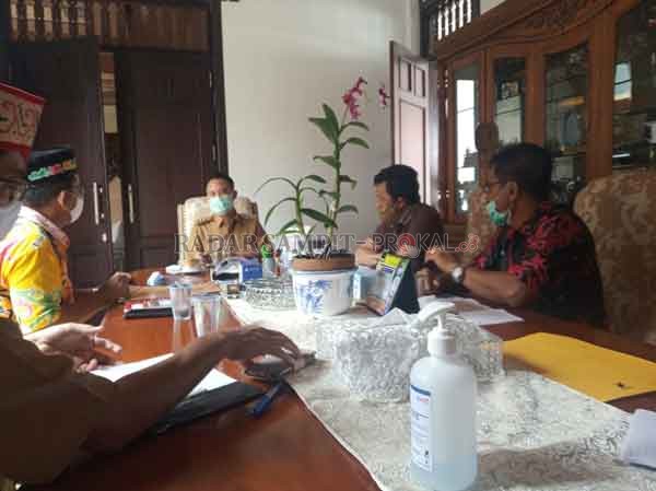 MUSYAWARAH: Walikota Palangka Raya Fairid Naparin saat rapat koordinasi bersama pengurus DAD Kota, di ruang jabatan walikota Palangka Raya, kemarin.(IST HUMAS PEMKOT)