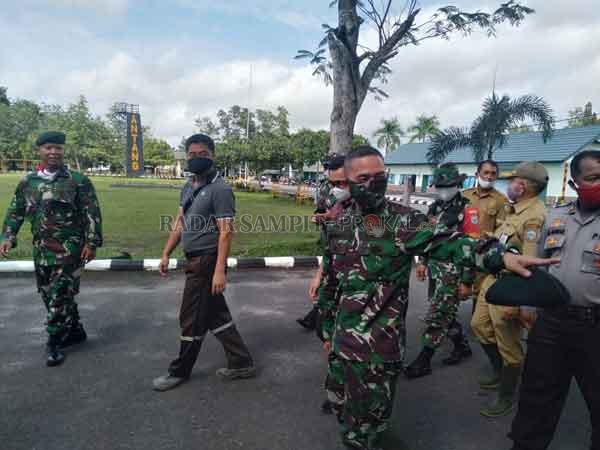 BERSINERGI: Danyonif R 631/Ant Letkol Inf D Armada S beserta Dinas Pertanian Kabupaten Kotim melakukan penanaman jagung di area lahan Kompi Senapan A Yonif R 631/Ant, Senin (22/6).(FAHRY/RADAR SAMPIT)