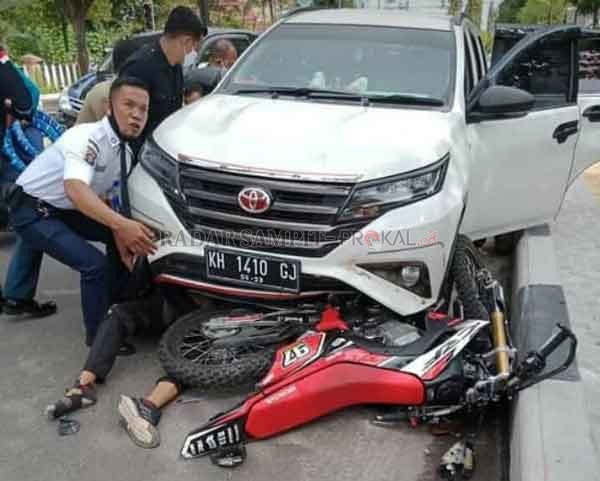 KECELAKAAN: Dua kendaraan yang terlibat kecelakaan lalu lintas di Jalan Ahmad Yani, warga setempat membantu mengeluarkan korban dari kolong mobil, Senin (22/6).(IST/RADAR SAMPIT)