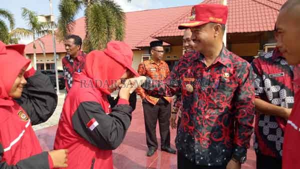 SALAMAN: Bupati Seruyan Yulhaidir saat memberikan selamat kepada anggota Paskibra Kabupaten Seruyan, yang telah mengikuti pelatihan paskibraka 2019 lalu. Dimana tahun ini seleksi paskibraka ditiadakan.(HENDRIEDITIA/RADARSAMPIT)