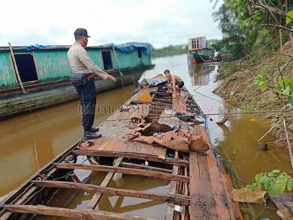 CEK TKP : Kapolsek Murung IPDA Yuliantho mengecek kapal tenggelam di Sungai Barito.(ONE/RADAR SAMPIT)