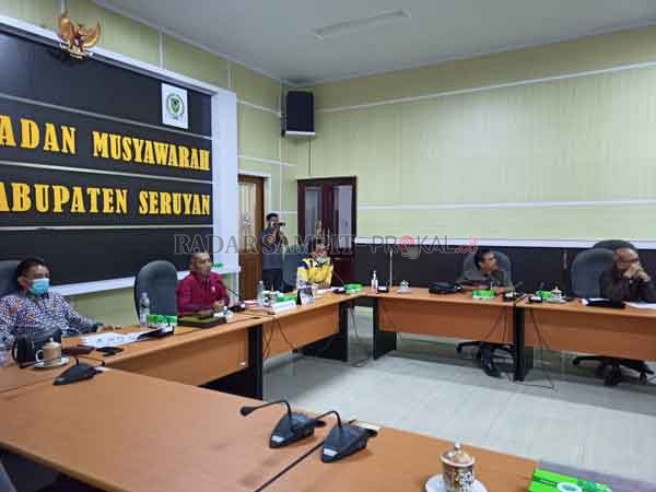 HEARING: Ketua DPRD Seruyan Zuli Eko Prasetyo (dua dari kiri) saat memimpin pelaksanaan Rapat Dengar Pendapat (RDP) atau hearing dengan pihak PDAM setempat di ruang rapat Banmus DPRD Seruyan belum lama ini. (ALDI SETIAWAN/RADAR SAMPIT)