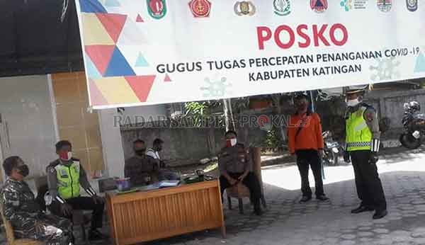 CEGAH: Tim Gugus Tugas Covid-19 saat berada di posko, setelah menyatakan 13 warga Katingan jalani isolasi di Hotel Katingan, belum lama ini.(HARI/RADAR SAMPIT)