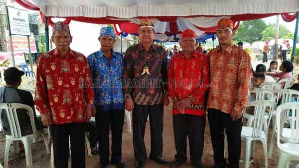 KOMPAK : Sekretaris Dayak Misik Kalteng  Dagut H Djunas, saat foto bersama masyarakat yang tergabung dalam Dayak Misik Kalteng beberapa waktu lalu.(DOK.RADARPALANGKA)