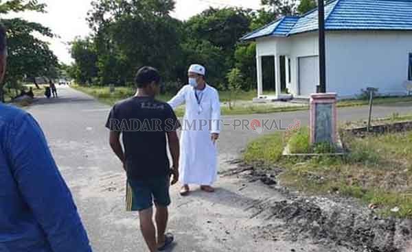 CEK JALAN RUSAK ; Bupati Seruyan saat melihat jalan yang rudak akibat alat berat didaerah desa Sungai Bakau belum lama tadi.(ISTIMEWA/RADAR SAMPIT)