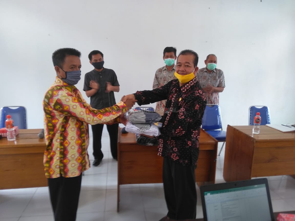MASKER UNTUK PELAJAR : Kepala Cabang Dinas Pendidikan Dan Kebudayaan Kecamatan Pangkalan Banteng, Ideham secara simbolis menyerahkan masker kepada Ketua K3S, Hadariansyah, Kamis (25/6) (IDEHAM/RADAR PANGKALAN BUN)