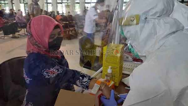 Ketua KPU Kotim Siti Fathonah saat menjalani rapid test yang digelar di Gedung Serbaguna Sampit, Kamis (25/6).(YUNI/RADAR SAMPIT)