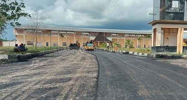 PUSAT OLAH RAGA: Jalan di pintu masuk Sport Center yang  bakal menjadi lokasi pelaksanaan Car Free Day, dan telah dilakukan pengaspalan, Kamis (25/6).(Koko/Radar Pangkalan Bun)