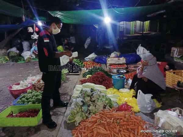 CEGAH VIRUS: Petugas keamanan pasar Indra Sari Pangkalan Bun melakukan sosialisasi dan imbauan kepada pedagang Pasar Indra Sari Pangkalan Bun, agar menerapkan protokol kesehatan dan menunjukkan hasil rapid test sebelum berjualan, Jumat (26/6).(istimewa)