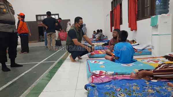 PENGUNGSIAN : Bupati Lamandau Hendra Lesmana saat berbincang dengan warga yang berada di pengungsian akibat banjir yang melanda Kota Nanga Bulik.
