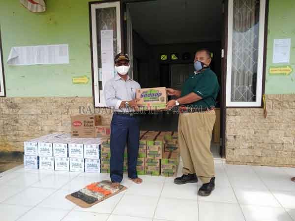 SOSIAL: CDO PT. NAL Hidayatusya’ban secara simbolis menyerahkan bantuan pangan untuk warga terdampak banjir di Desa Beruta dan Perigi, Sabtu (27/6).(ISTIMEWA/RADAR PANGKALAN BUN)