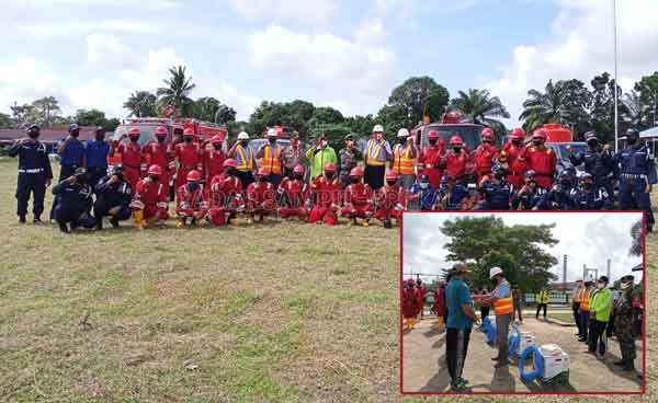 PEDULI: Perwakilan Pimpinan PT. Sungai Rangit  menyerahkan bantuan sapras pemadam kebakaran kepada  desa binaan. Sementera itu personel damkar perusahaan foto bersama saat Apel Kesiapsiagaan Karhutla.(FAUZIANUR/RADAR PANGKALAN BUN )