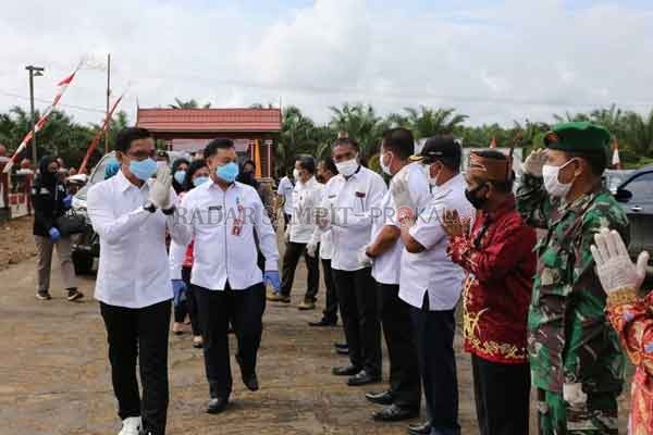 DISAMBUT: Bupati Kotim Supian Hadi, Sekda Kotim Halikinnor, beserta tamu saat tiba di Kecamatan Telaga Antang, untuk melantik kepala desa (Kades) terpilih belum lama tadi. (PROKOM/RADAR SAMPIT )