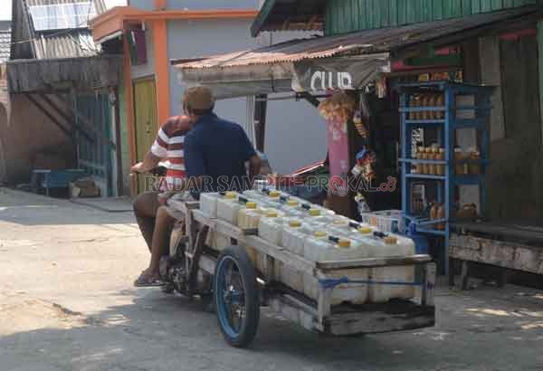 MEMBELI AIR: Warga pesisir pantai masih membeli air untuk kebutuhan konsumsi mereka sehari-hari. Persoalan air bersih masih menjadi masalah di Pulau Nibung.(FAUZIANUR/RADAR SAMPIT)