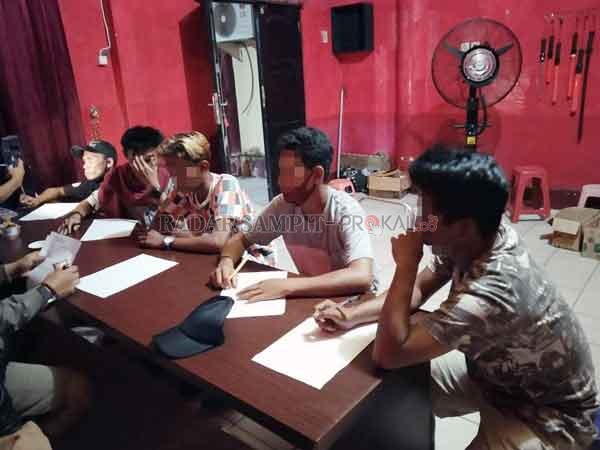 JANGAN DITIRU  : Lima remaja diamankan lantaran kedapatan mengadakan pesta lem dan miras oplosan di Jalan A Yani, Kota Palangka Raya. (IST/RADAR PALANGKA)