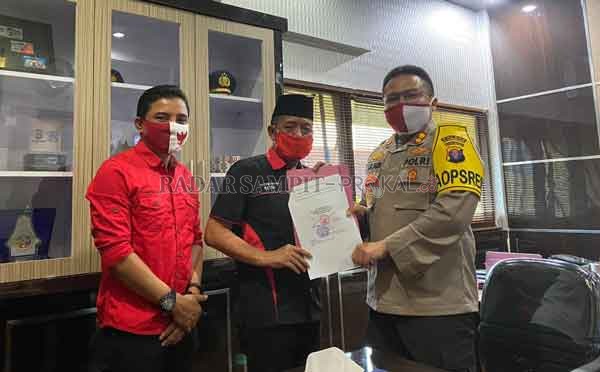 MELAPOR: Ketua DPC PDIP Kotim Ahmad Yani bersama kader PDIP yang juga Bupati Kotim Supian Hadi melaporkan pembakaran bendera partai ke Polres Kotim, Senin (26/6).(RADO/RADAR SAMPIT)