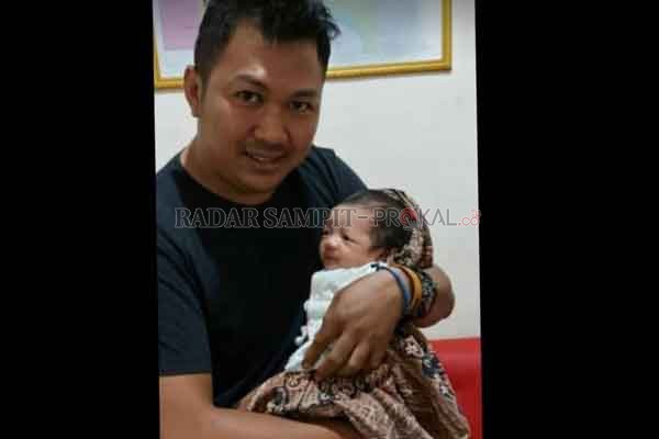 BAYI: Petugas kepolisian bersama bayi yang dikira diculik.(IST/RADAR SAMPIT)