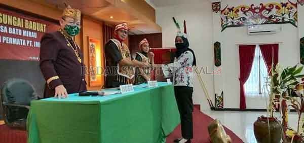 SIDANG ADAT : Hakin adat Dayak Kademangan Sungai Babuat menjatuhkan sanksi kepada PT. IMK, atas meluapnya tailing dam (penampungan limbah) yang mencemari sungai.(IST/RADAR SAMPIT)