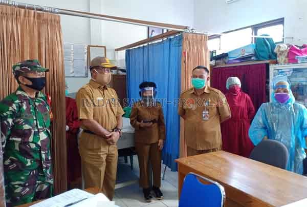 KB GRATIS : Kepala Dinas Pengendalian Penduduk, Keluarga Berencana, Pemberdayaan Perempuan, Perlindungan Anak dan Pemberdayaan Masyarkat Kota Palangka Raya, Sahdin Hasan meninjau pelayanan KB gratis sejuta akseptor di Puskesmas Menteng Palangka Raya, Seni