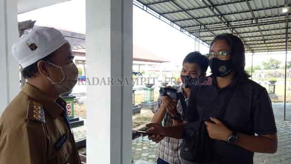 WAWANCARA: Bupati Seruyan Yulhaidir saat menjelaskan terkait lelang jabatan, yang sedang dilaksanakan di Kabupaten Seruyan, Senin (29/6).(HENDRIEDITIA/RADARSAMPIT)