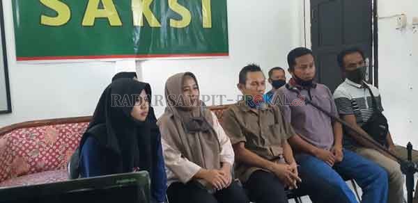 SAKSI: Yeti salah satu saksi yang juga merupakan mantan kasir, dalam perkara itu saat menjadi saksi atas dua terdakwa penggelapan barang perusahaan.(RADO/RADARSAMPIT)