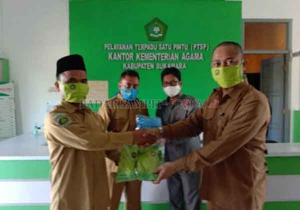 CEGAH COVID: Kepala Kemenag Sukamara memberikan masker kepada Kepala KUA Sukamara.  CEGAH COVID: Kepala Kemenag Sukamara memberikan masker kepada Kepala KUA Sukamara.