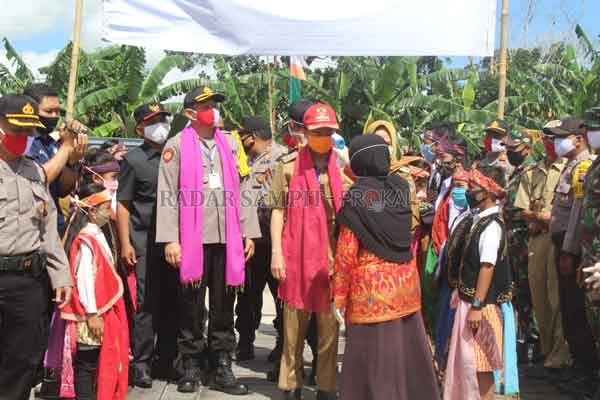 PANTANG MUNDUR : Bupati Seruyan didampingi sejumlah petinggi Seruyan saat meresmikan Desa Bangun Harja sebagai Desa Pantang Mundur, Senin (29/6).(PROTOKOL HUMAS PEMKAB SERUYAN FOR RADAR SAMPIT)