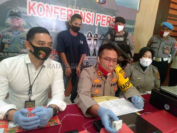 DIBEKUK : Kapolres Kotim AKBP Abdoel Harris Jakin didampingi Kasatreskrim Polres Kotim AKP Zaldy Kurniawan dan Kapolsek Baamang Iptu Paramita Harumi, melakukan rilis kasus pencurian dengan pemberatan di Polres, Selasa (30/6) sore kemarin.(FAHRY/RADAR SAMP