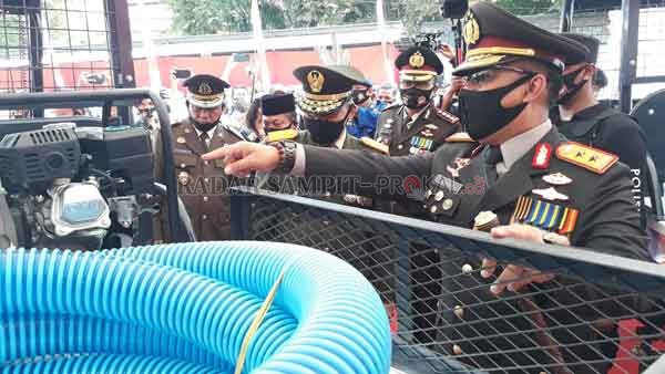TINJAU: Kapolda Kalteng Irjen Pol Dedi Prasetyo saat melihat langsung inovasi mobil siaga Karhutla, Mobil SKCK online dan Motor SKCK Dilivery.(DODI/RADARPALANGKA)
