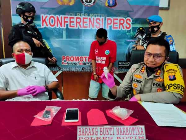 RILIS: Kapolres Kotim AKBP Abdoel Harris Jakin saat menggelar konferensi pers terkait penangkapan bandar sabu seberat 31,74 gram,  Rabu (1/7).()