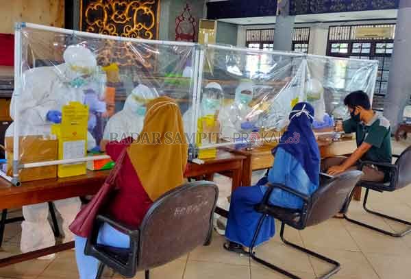 TAHAP TERAKHIR: Kegiatan rapid test gratis bagi pelajar, mahasiswa, dan santri tahap akhir yang digelar di Gedung Serbaguna Sampit, Rabu (1/7).(YUNI/RADAR SAMPIT )