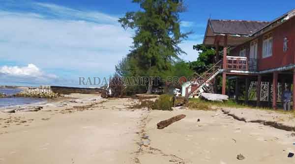 TAK TERAWAT: Kondisi rumah betang Pemkab Kotim di Ujung Pandaran, yang sudah nyaris terkena abrasi.(Dok.Radar Sampit)