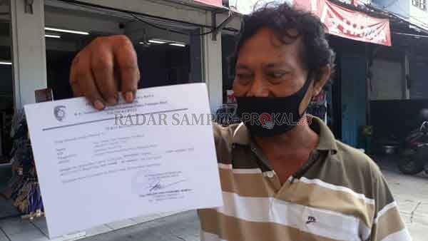 NON REAKTIF : Salah satu pedagang dan masyarakat memperlihatkan surat keterangan telah melakukan rapid test, belum lama tadi.(Dok.DODI RADAR PALANGKA)