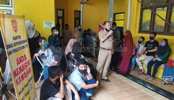 RAMAI: Banyaknya warga yang menunggu pelayananan adminduk di Disdukcapil Kobar, dan tetap diminta menerapkan protokol kesehatan di masa pandemi Covid-19 ini.(Dok.Radar Pangkalan Bun)