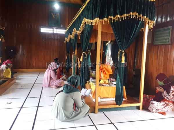 PATUHI PROTOKOL: Pengunjung makam Kiai Gede wajib mengenakan masker agar bisa masuk untuk ziarah, belum lama tadi setelah resmi dibuka kembali setelah ditutup sejak bulan Maret lalu.(Dok.Radar Pangkalan Bun)