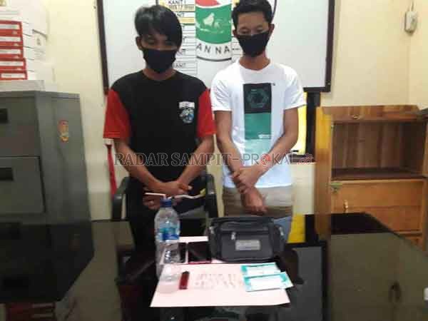 DIRINGKUS : Kedua tersangka, budak sabu asal Muara Tuhup, Kecamatan Laung Tuhup ketika berada di Satresbarkoba Polres Mura, Jumat (3/7).(istimewa)