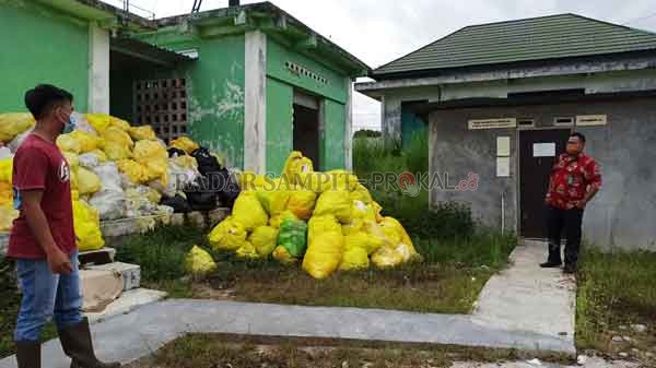 MELUBER : Limbah medis di RSUD Lamandau melebihi daya tampung gudang dan juga tempat pemusnahan.(RIA MEKAR/RADAR PANGKALAN BUN)
