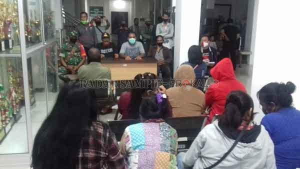 DIAMANKAN: Pekerja seks komersial dan pemilik warung remang-remang yang terjaring operasi petugas dibina dan diminta tak menjalankan bisnis haramnya lagi, Sabtu (4/7) malam lalu.(IST/RADAR SAMPIT)