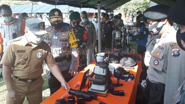 INSPEKSI: Gubernur Kalteng Sugianto Sabran dan Kapolda Irjen Dedi Prasetyo mengecek perlengkapan antisipasi Karhutla di Kalteng, Sabtu (4/7) di Mapolda Kalteng.(DODI RADAR PALANGKA)