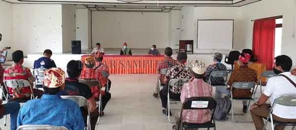 MEDIASI ; Bupati Seruyan pimpin mediasi permasalahan tanah adat di Gedung Serba Guna Pembuang Hulu, Kecamatan Hanau, Sabtu (4/7) lalu.(PROTOKOL PEMKAB SERUYAN/RADAR SAMPIT)