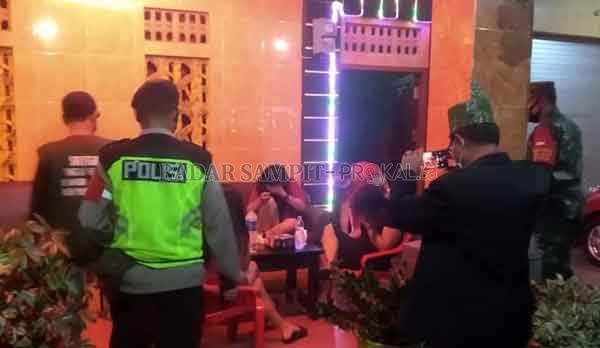 BEROPERASI : Tim Unit Reaksi Cepat Satgas Terpadu Gugus Tugas Covid-19 Kota Palangka Raya, saat mendatangi salah satu tempat THM yang sudah beroperasi.(IST/RADARPALANGKA)