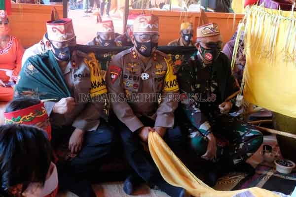 BUDAYA : Kapolda Kalteng Irjen Pol Dedi Prasetyo meresmikan renovasi Balai Keramat Raja di Lokasi Wisata Budaya Adat Suku Dayak Kaharingan Desa Tumbang Rungan, Rabu (7/7).(IST/RADARPALANGKA)